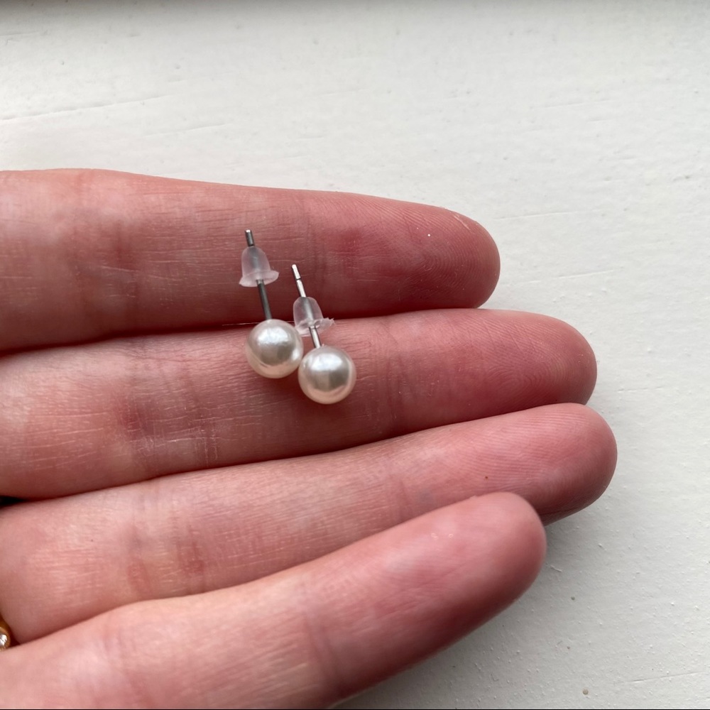 ⚪️Classic small pearl stud earrings - Picture 3 of 6